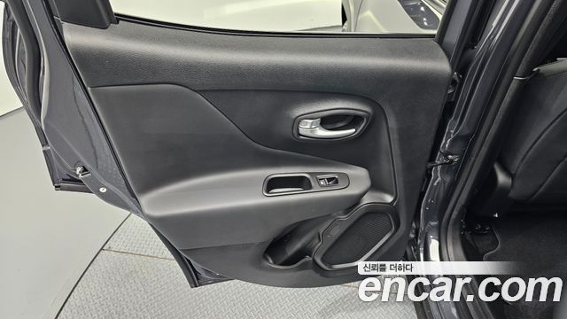 Jeep Renegade 2023 — photo 15
