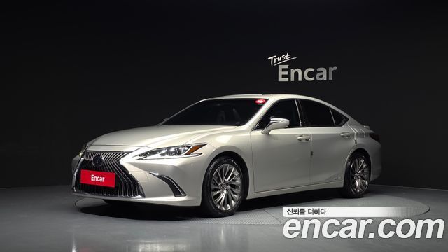 Lexus ES 2019 — photo 1