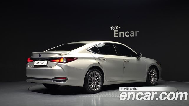 Lexus ES 2019 — photo 2
