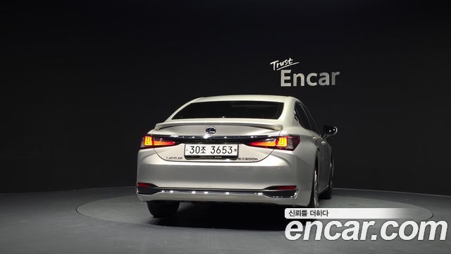 Lexus ES 2019 — photo 4