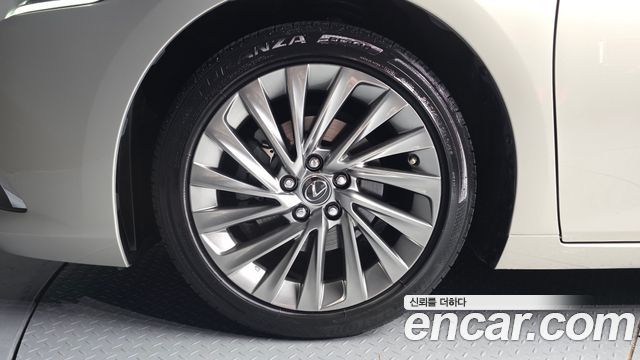 Lexus ES 2019 — photo 5
