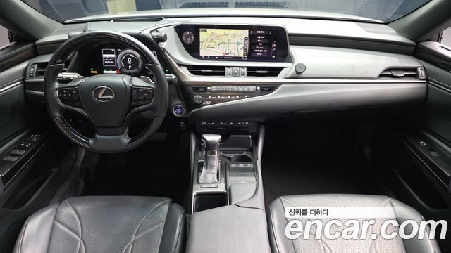 Lexus ES 2019 — photo 10