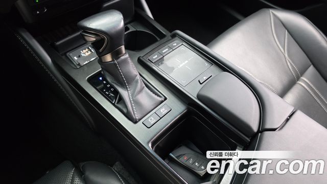 Lexus ES 2019 — photo 12
