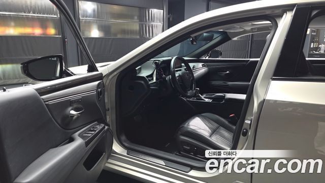 Lexus ES 2019 — photo 13