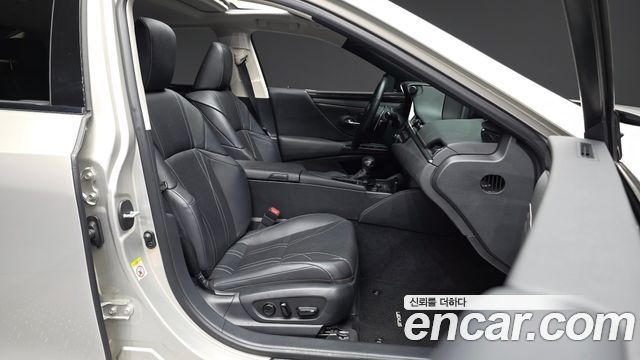 Lexus ES 2019 — photo 17