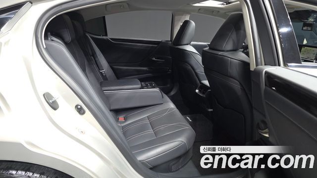 Lexus ES 2019 — photo 18