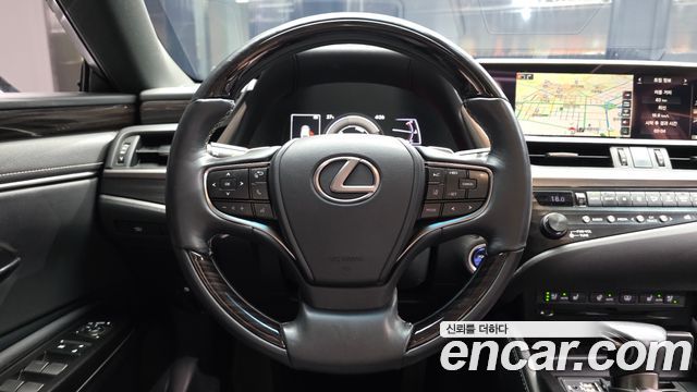 Lexus ES 2019 — photo 19