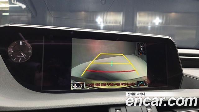 Lexus ES 2019 — photo 22