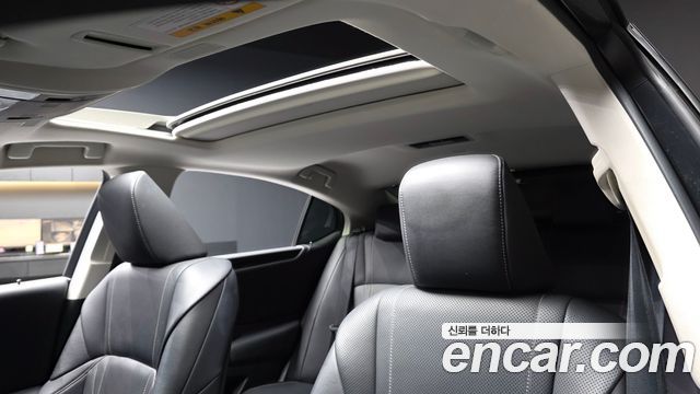 Lexus ES 2019 — photo 24