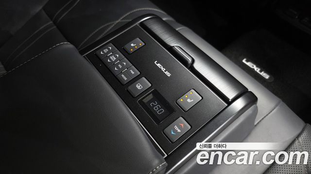 Lexus ES 2019 — photo 25