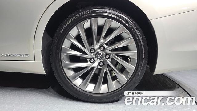Lexus ES 2019 — photo 7