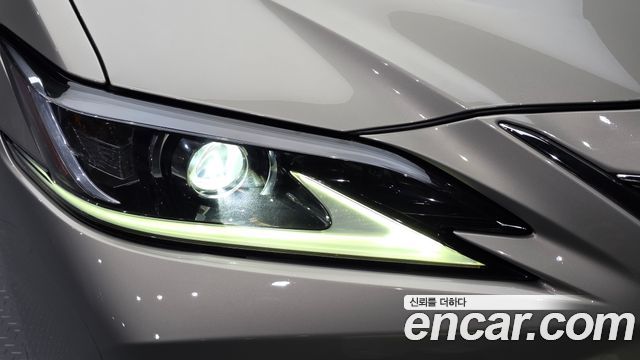 Lexus ES 2019 — photo 8