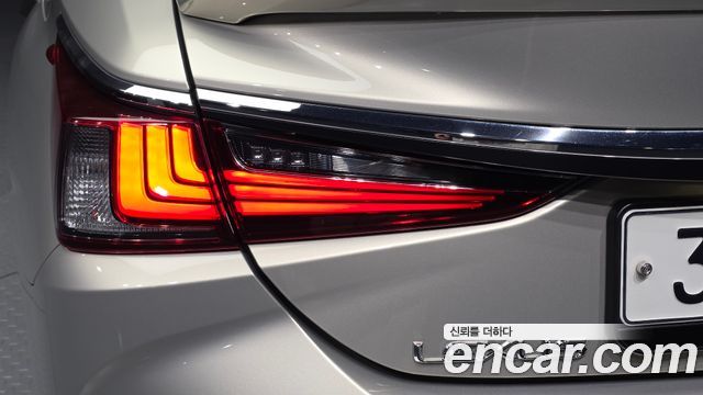 Lexus ES 2019 — photo 9