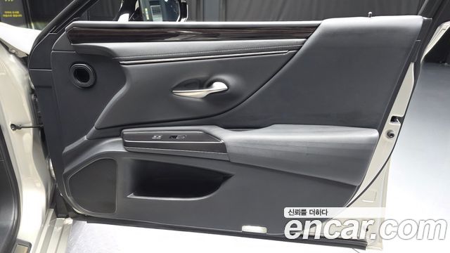 Lexus ES 2019 — photo 14