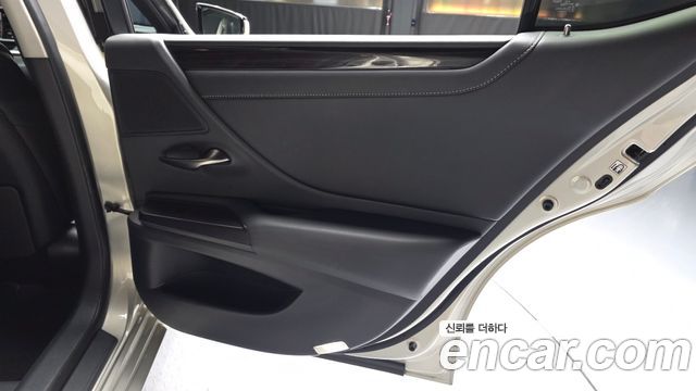 Lexus ES 2019 — photo 15