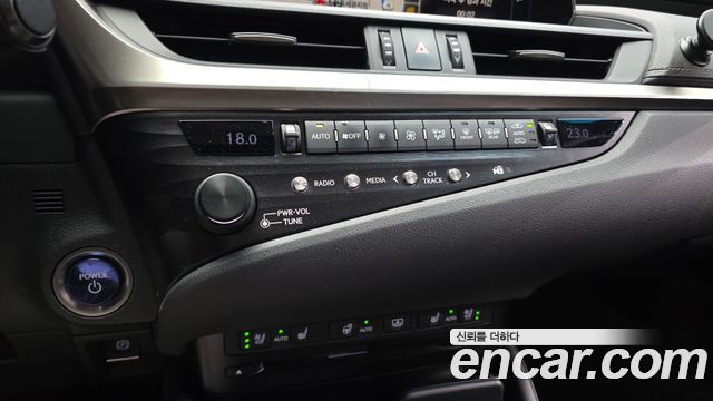 Lexus ES 2019 — photo 28