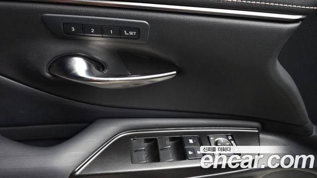Lexus ES 2019 — photo 31