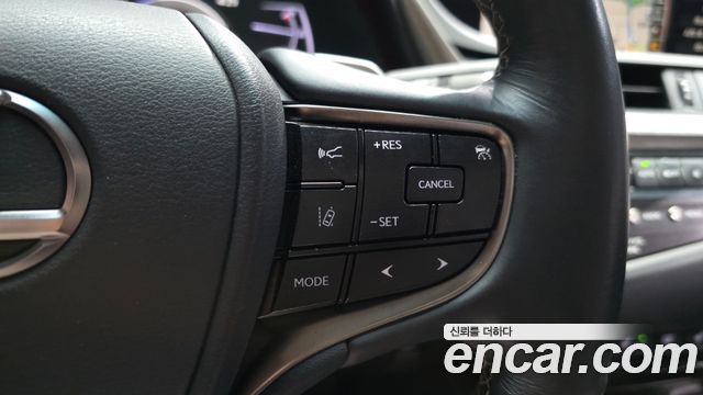 Lexus ES 2019 — photo 33