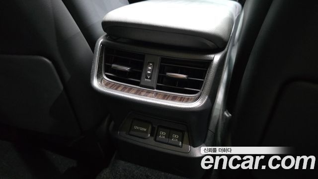 Lexus ES 2019 — photo 36