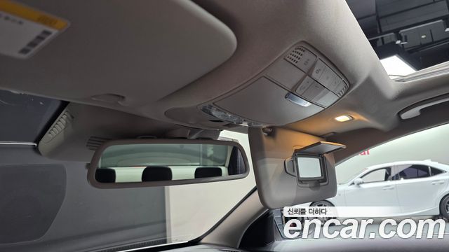 Mercedes-Benz C-Class 2018 — photo 18