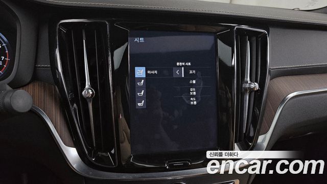 Volvo S60 2021 — photo 17