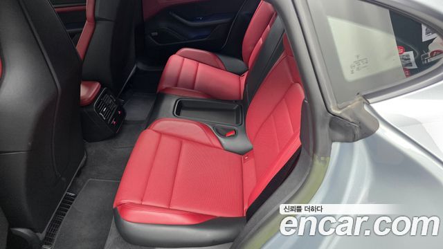 Porsche Taycan 2023 — photo 16