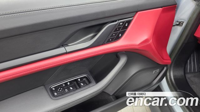 Porsche Taycan 2023 — photo 30