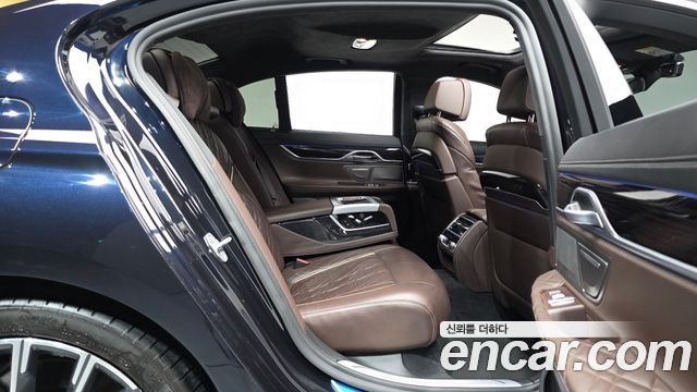 BMW 7-Series 2021 — photo 17