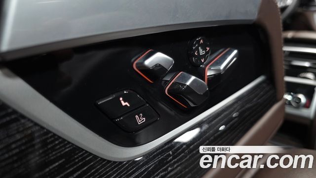 BMW 7-Series 2021 — photo 29