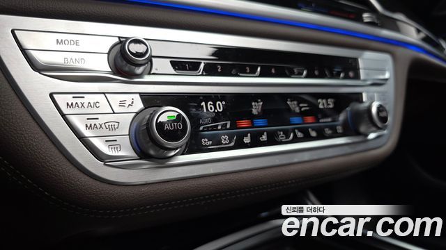 BMW 7-Series 2021 — photo 36
