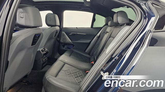 BMW 5-Series 2025 — photo 16