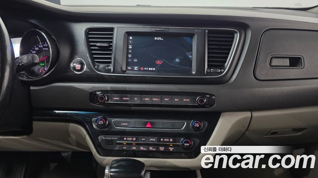 Kia Canival 2018 — photo 17