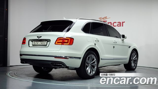 Bentley Bentayga 2017 — photo 2