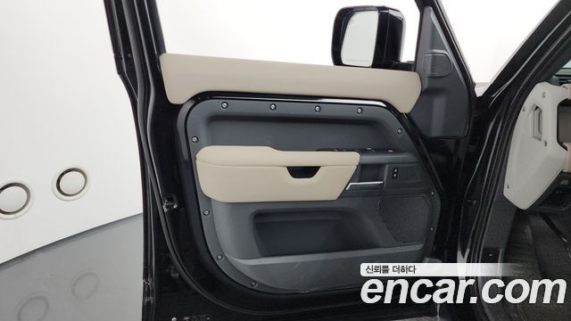 Land Rover Defender 2022 — photo 14