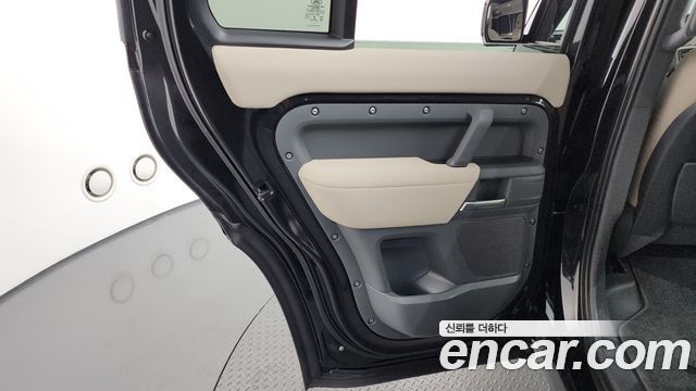 Land Rover Defender 2022 — photo 15