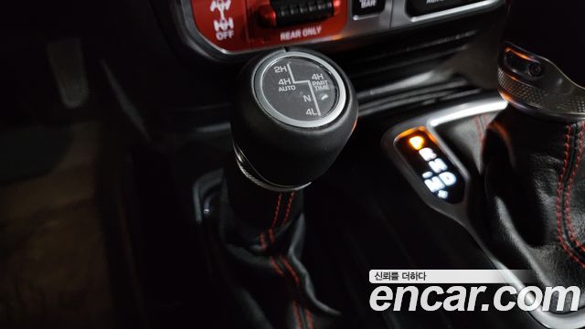 Jeep Wrangler 2019 — photo 18