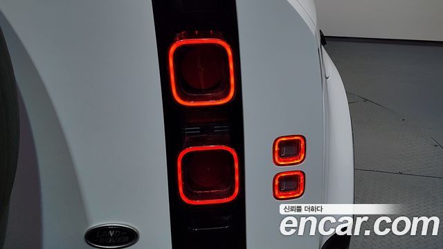 Land Rover Defender 2022 — photo 9