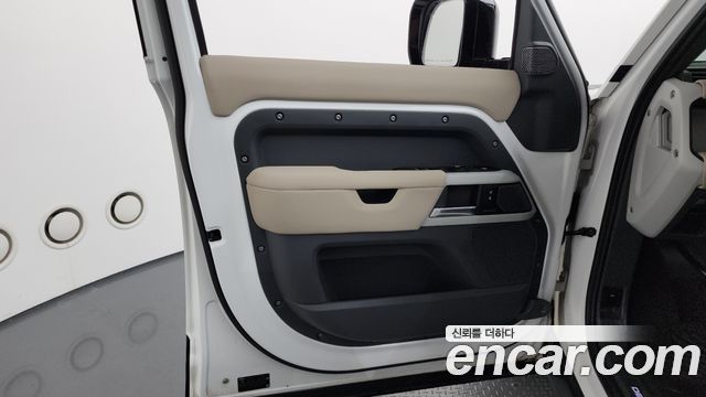 Land Rover Defender 2022 — photo 14