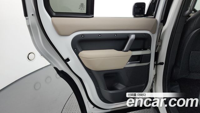 Land Rover Defender 2022 — photo 15