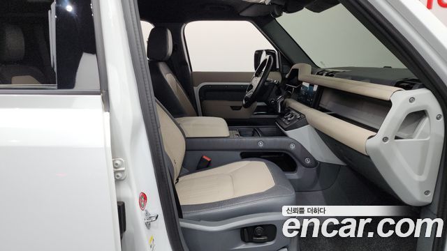 Land Rover Defender 2022 — photo 16