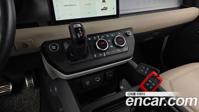 Land Rover Defender 2022 — photo 12