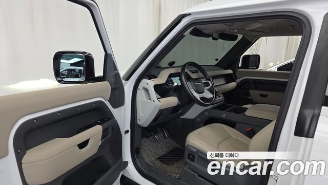 Land Rover Defender 2022 — photo 17
