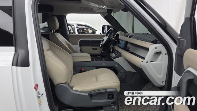 Land Rover Defender 2022 — photo 18