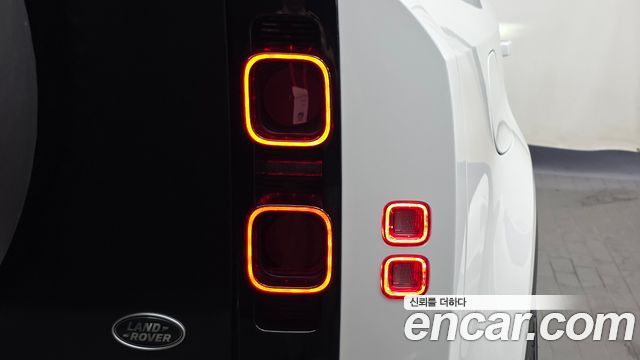 Land Rover Defender 2022 — photo 9
