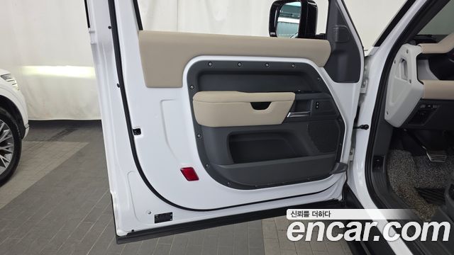 Land Rover Defender 2022 — photo 14