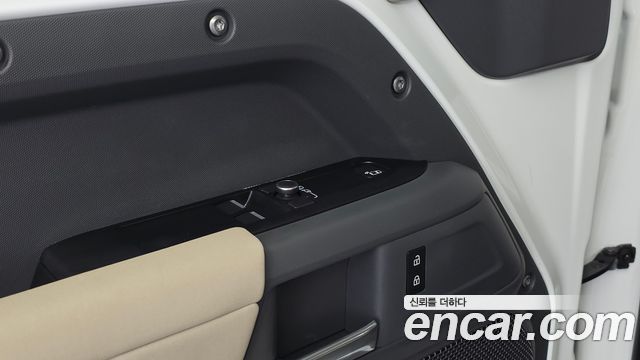 Land Rover Defender 2022 — photo 16