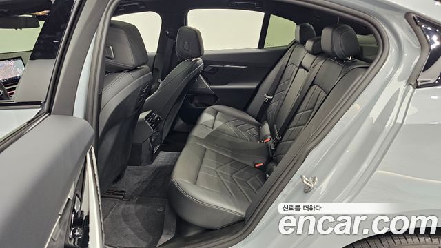 BMW 5-Series 2026 — photo 18