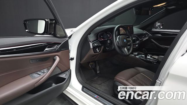 BMW 5-Series 2022 — photo 10