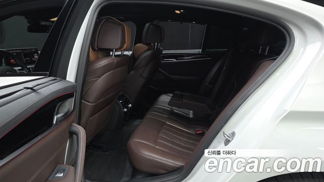 BMW 5-Series 2022 — photo 11