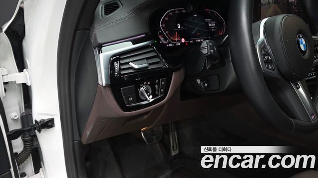 BMW 5-Series 2022 — photo 13
